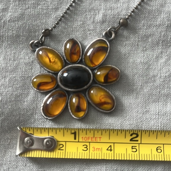 Tortoise shell flower necklace with lobster claw closure - Picture 6 of 7